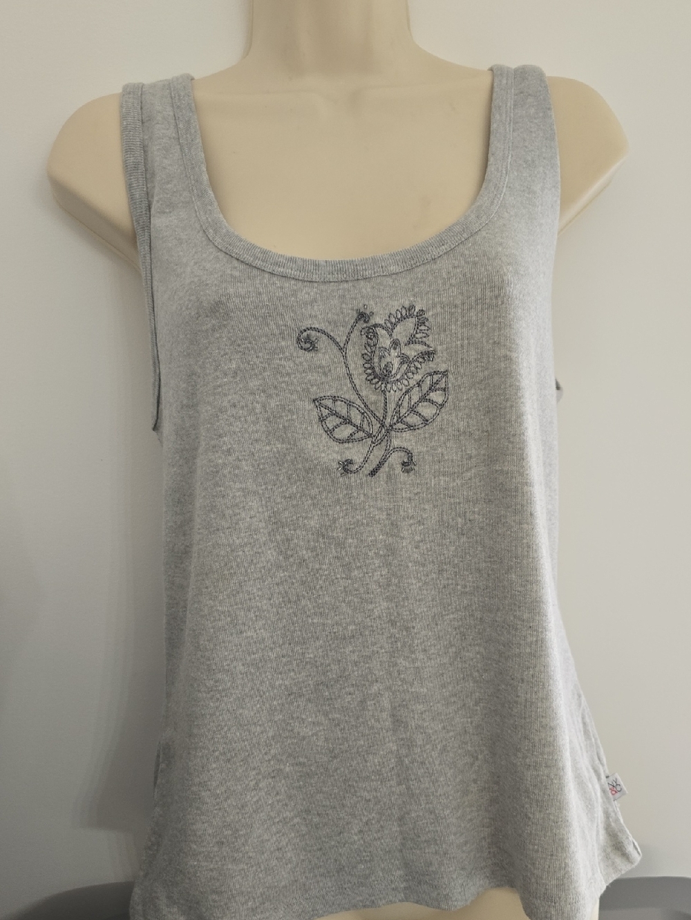 Vintage New York & Company Gray Floral Embroidered Tank XL